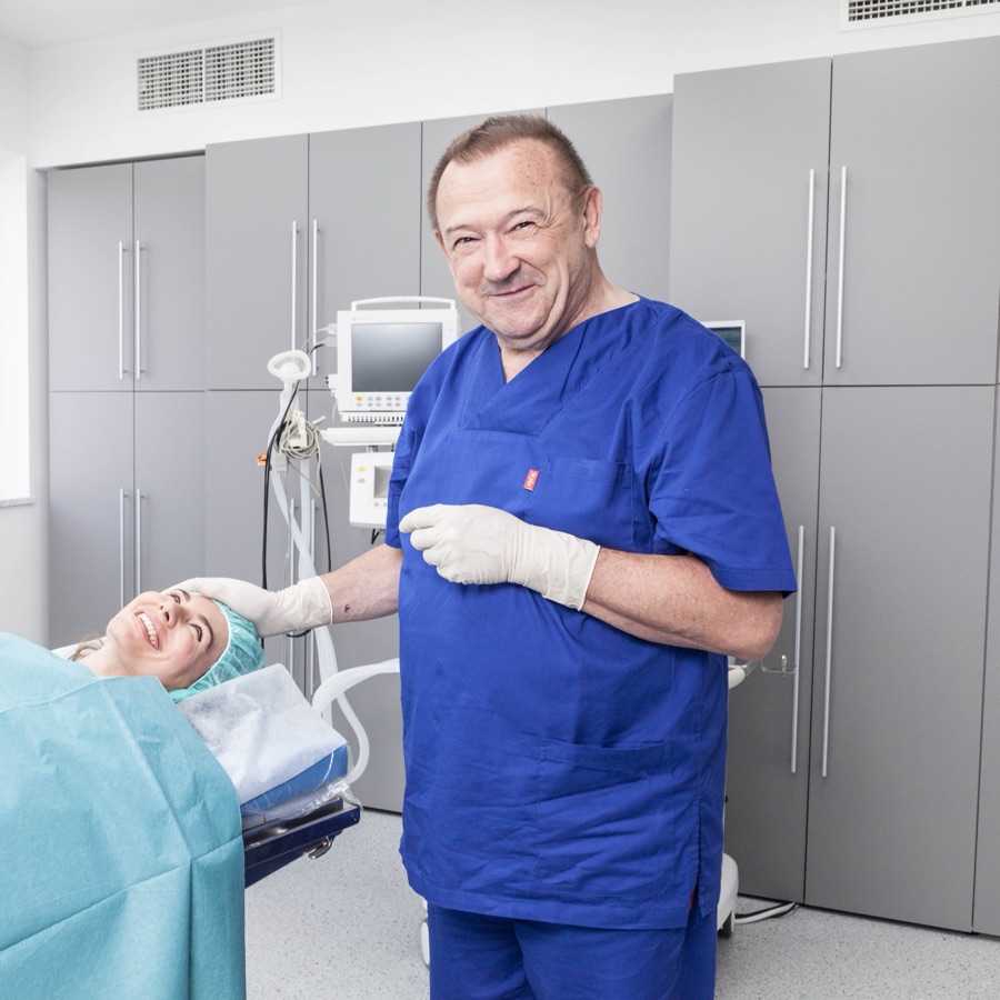 dr. Miroslav Kinčl s pacijenticom u operacijskoj sali