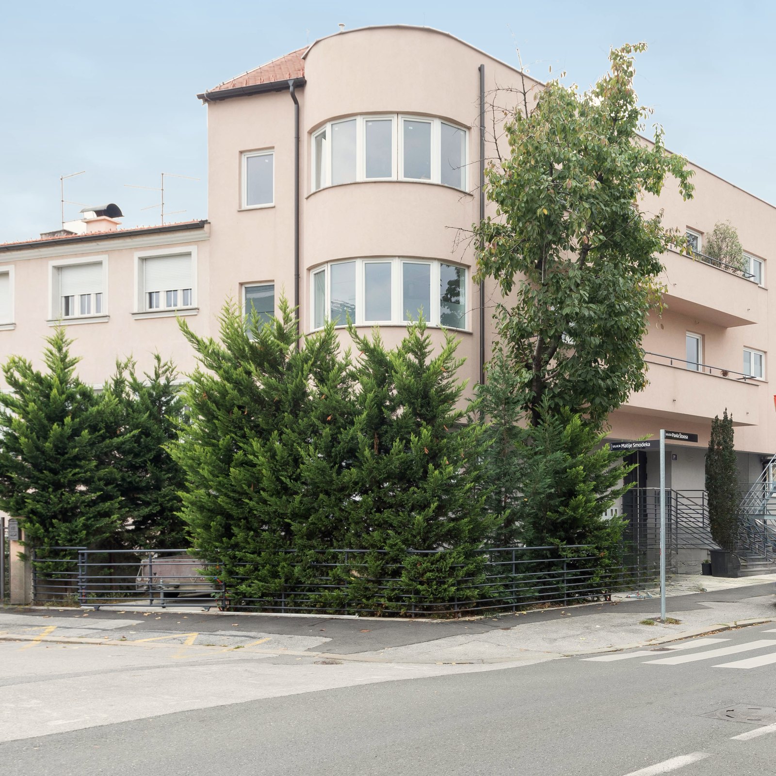 Zgrada Poliklinike Barbel u Pavla Štoosa 28, Zagreb