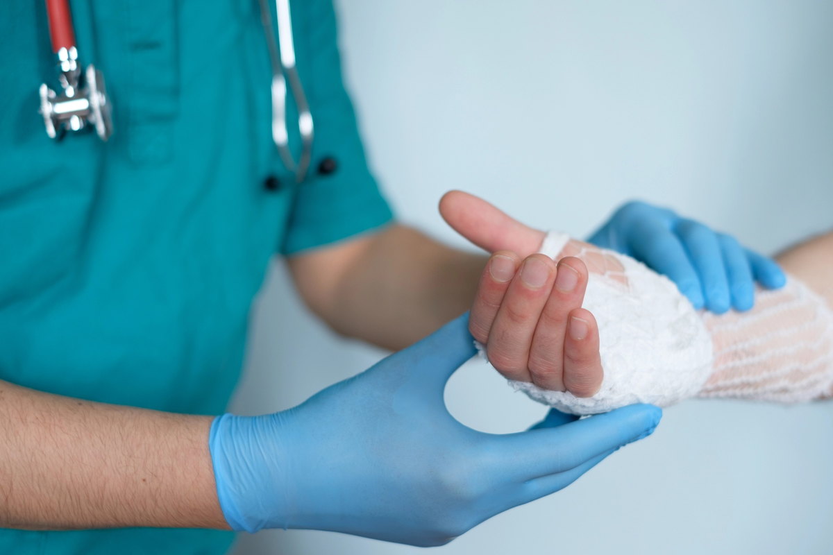 Medicinska sestra pregledava previjenu šaku
